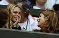 テニス、ウィンブルドン選手権（%%The Championships Wimbledon 2009%%）男子シングルス準決勝。大会第2シードのロジャー・フェデラー（%%Roger Federer%%、スイス）は、大会第24シードのトミー・ハース（%%Tommy Haas%%、ドイツ）と対戦。フェデラーは7-6、7-5、6-3のストレートでハースを退け、グランドスラム（4大大会）では通算20度目、ウィンブルドンでは7年連続となる決勝進出を果たした。写真はトミー・ハースの婚約者サラ・フォスター（Sara Foster）さん（左）と言葉を交わすロジャー・フェデラーの妻ミルカ・バブリネック（Mirka Vavrinec）さん（右）。（2009年7月3日撮影）(c)AFP/ADRIAN DENNIS
