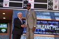 NBAドラフト2013で全体6位指名を受け、壇上でデビッド・スターン（David Stern、左）コミッショナーとともに写真撮影に応じるナーレンズ・ノエル（Nerlens Noel、2013年6月26日撮影）。(c)AFP/Getty Images/NBAE/Nathaniel S. Butler