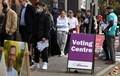 オーストラリアのメルボルンで、総選挙の期日前投票に並ぶ人（2022年5月20日撮影）。(c)William WEST / AFP