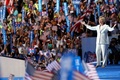米ペンシルベニア州フィラデルフィアで開催中の民主党全国大会で、米大統領選の党候補指名受諾演説のため登壇したヒラリー・クリントン前国務長官（2016年7月28日撮影）。(c)AFP/Getty Images/Aaron P. Bernstein