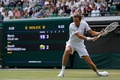 テニス、ウィンブルドン選手権、男子シングルス3回戦。リターンを打つダニール・メドベージェフ（2021年7月3日撮影）。(c)Adrian DENNIS / AFP