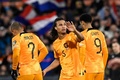 サッカー欧州選手権予選、グループB、オランダ対ジブラルタル。チーム2点目を決めてチームメートと喜ぶオランダのナタン・アケ（中央、2023年3月27日撮影）。(c)JOHN THYS / AFP