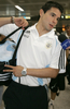写真は、荷物を肩に掛けるハビエル・サビオラ（%%Javier Saviola%%）。(c)AFP/GIULIO NAPOLITANO