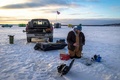米ミネソタ州ブレーナードにあるガル湖で行われた氷上釣り大会の参加者。前日の試し釣りの様子（2022年1月28日撮影）。(c)Kerem Yucel / AFP