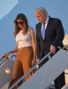 米メリーランド州のアンドルーズ空軍基地で、大統領専用機「エアフォースワン」から降り立つドナルド・トランプ米大統領とメラニア夫人（2017年6月11日撮影）。(c)AFP/MANDEL NGAN