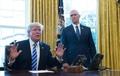 米首都ワシントン・ホワイトハウスの大統領執務室から話をするドナルド・トランプ大統領（左）。右はマイク・ペンス副大統領（2017年3月24日撮影）。(c)AFP/MANDEL NGAN