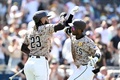 24MLB、サンディエゴ・パドレス対シカゴ・ホワイトソックス。3回にソロ本塁打を放ったサンディエゴ・パドレスのジュリクソン・プロファー（右、2024年9月22日撮影）。(c)Denis Poroy/Getty Images/AFP