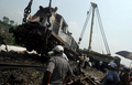 救助活動が行われているインド・西ベンガル（West Bengal）州のマルダ（Malda）地区の列車衝突事故現場（2011年8月1日撮影）。(c)AFP/Diptendu DUTTA
