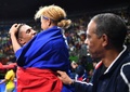 リオデジャネイロ五輪、ボクシング男子スーパーヘビー級決勝を制し、パートナーのエステル・モスリ（中央）と抱き合うフランスのトニー・ヨカ（左、2016年8月21日撮影）。(c)AFP/Yuri CORTEZ