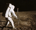 アポロ11号（Apollo XI）のニール・アームストロング（Neil Armstrong）船長が撮影した、月面上で実験を行うエドウィン・オルドリン（Edwin Aldrin）宇宙飛行士（1969年7月21日撮影）。(c)AFP