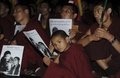 インド・ダラムサラ（Dharamsala）の寺院で、中国四川省のチベット僧の焼身自殺に抗議し、チベット人の団結を示す集会を開く僧侶ら（2011年3月17日撮影）。(c)AFP/RAVEENDRAN