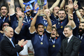 ラグビーシックスネイションズ（%%Six Nations Rugby 2010%%）第5週、フランス対イングランド。試合はフランスが12-10で勝利し、6年ぶりのグランドスラム（全勝優勝）を飾った。写真は表彰式でトロフィーを掲げるフランスの主将ティエリ・デュソトワール（%%Thierry Dusautoir%%、中央）。（2010年3月20日撮影）(c)AFP/FRANCK FIFE