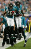 第1Qに先制のタッチダウンランを決めチームメイトのデヴィド・ガラード（%%David Garrard%%）と喜びを分かち合うジャガーズのフレッド・テイラー（%%Fred Taylor%%、右）。(c)AFP/Getty Images Sam Greenwood