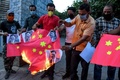インド・アムリツァルで、中国国旗と習近平国家主席のポスターを燃やす極右団体「世界ヒンズー協会（VHP）」の活動家ら（2020年6月17日撮影）。(c)NARINDER NANU / AFP