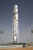 カザフスタンのバイコヌール宇宙基地（Baikonur Cosmodrome）で発射台に設置されるイスラエルの通信衛星「AMOS-3」を積載したロケット（2008年4月21日撮影）。(c)AFP
