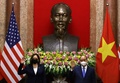 ベトナム大統領府でグエン・スアン・フック国家主席（右）と会談するカマラ・ハリス米副大統領（左、2021年8月25日撮影）。(c)EVELYN HOCKSTEIN / POOL / AFP