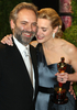 第81回アカデミー賞（Academy Awards）授賞式が行われた22日、米ウェストハリウッド（West Hollywood）でエンターテインメント誌『ヴァニティ・フェア（Vanity Fair）』主催によるオスカーパーティー「Vanity Fair Oscar Party」が開催され、多くの著名人が出席した。写真は映画監督のサム・メンデス（Sam Mendes、左）と、妻で女優のケイト・ウィンスレット（Kate Winslet、2009年2月22日撮影）。(c)AFP/Getty Images/Alberto E. Rodriguez