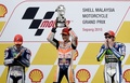世界ロードレース選手権第17戦、マレーシアGP、MotoGPクラス決勝。表彰式に臨むレプソル・ホンダのダニ・ペドロサと、モビスター・ヤマハのホルヘ・ロレンゾとバレンティーノ・ロッシ（2015年10月25日撮影）。(c)AFP/MANAN VATSYAYANA