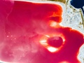 湖面が真っ赤に染まった湖（2018年8月15日撮影）。(c)CNS/尚建周
