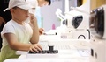 2024世界人工知能大会が上海市で開催され、子どもがAIの将棋ロボットと対局している様子（2024年7月6日撮影、資料写真）。(c)CNS/湯彦俊
