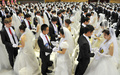 韓国・ソウル（Seoul）東の加平（Gapyeong）にある統一教会（Unification Church）本部で17日、約3500組のカップルが合同結婚式をあげた。同じ衣装に身を包んださまざまな国籍のカップルは、数日前に初めて顔を合わせたばかり。合同結婚式が行われるのは、統一教会創始者の文鮮明（Moon Sun-Myung）氏が昨年7月に亡くなってから初となる（2013年2月17日撮影）。(c)AFP/KIM JAE-HWAN