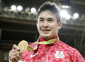 リオデジャネイロ五輪、柔道男子90キロ級の表彰式で金メダルを手にするベイカー茉秋（2016年8月10日撮影）。(c)AFP/Jack GUEZ