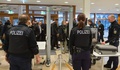 独カールスルーエにある連邦憲法裁判所で、警察のセキュリティーチェックに列をなす人々（2017年1月17日撮影）。(c)AFP/THOMAS KIENZLE