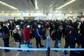 隔離措置撤廃後の中国浙江省の空港で税関前に並ぶ到着客（2023年1月7日撮影）。(c)AFP