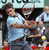 全仏オープンテニス2009（%%French Open 2009%%）男子シングルス決勝。大会第2シードのロジャー・フェデラー（%%Roger Federer%%、スイス）は、大会第23シードのロビン・ソデルリング（%%Robin Soderling%%、スウェーデン）と対戦。フェデラーは6-1、7-6、6-4で全仏初優勝を果たし、ピート・サンプラス（%%Pete Sampras%%、米国）氏の持つグランドスラム最多優勝記録（14勝）に並ぶと同時に、史上6人目の生涯グランドスラム（4大大会全制覇）を達成した。写真はフォアハンドで応戦するロジャー・フェデラー。（2009年6月7日撮影）(c)AFP/PATRICK KOVARIK