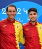 パリ五輪の選手村で行われた会見でポーズをとるテニス男子のラファエル・ナダル（左）とカルロス・アルカラス（2024年7月24日撮影）。(c)MARTIN BERNETTI / AFP