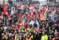 フランス・リールで、年金改革案に反対する抗議デモに参加した人々（2019年12月10日撮影）。(c)DENIS CHARLET / AFP