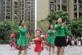 中国・安徽省で中高年に混ざり、広場ダンスをする女の子（2017年8月3日撮影）。(c)CNS/張婭子