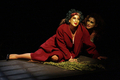 演劇祭「第14回ダマスカス・シアター・フェスティバル（Damascus Theatre Festival）」で上演された、クロージング作品『Aramel Ala al-baskalit（Widows on bicycles）』（2008年12月20日撮影）。(c)AFP/Damascus Arab Capital of Cultur