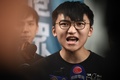 香港の民主派政党「香港衆志（デモシスト）」の鄭家朗副主席（2019年8月30日撮影、資料写真）。(c)Lillian SUWANRUMPHA / AFP