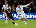 12-13フランス・リーグ1第11節、ボルドー（FC Girondins de Bordeaux）対トゥールーズ（Toulouse FC）。ボルドーのルドヴィク・オバラニャク（Ludovic Obraniak、中）とボールを競るトゥールーズのエティエン・カプエ（Etienne Capoue、2012年11月4日撮影）。(c)AFP/NICOLAS TUCAT