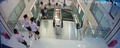 中国中部・湖北省荊州市のショッピングモールで、抜け落ちたエスカレーターの床に落ちる直前の女性を捉えた防犯カメラの映像からの一コマ。IMAGINECHINA提供（2015年7月26日撮影）。(c)IMAGINECHINA