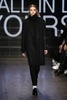 米ニューヨーク市内で発表された「DKNY」15/16年秋冬コレクション（2015年2月15日撮影）。(c)AFP/Getty Images/Neilson Barnard