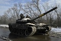 ウクライナ東部バフムート近郊を走行する同国軍の戦車（2023年3月31日撮影）。(c)Genya SAVILOV / AFP