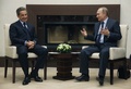 ロシア・モスクワ郊外の大統領公邸で、フランスのニコラ・サルコジ元大統領（左）と会談するウラジーミル・プーチン大統領 （2015年10月29日撮影）。(c)SERGEI CHIRIKOV / POOL / AFP