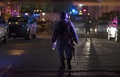 メキシコ東部ベラクルス州コアツァコアルコスで、武装集団の襲撃を受けたバーの外を歩く兵士（2019年8月28日撮影）。(c)ANGEL HERNANDEZ / AFP