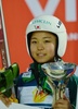 スキージャンプW杯2012-13女子個人第2戦。2位に入り表彰式に臨む高梨沙羅（Sara Takanashi、2012年12月8日撮影）。(c)AFP