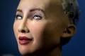 スイス・ジュネーブで、人工知能（AI）に関する会議に登場した人型ロボットの「ソフィア」（2017年6月7日撮影）。(c)AFP/Fabrice COFFRINI
