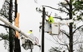 米ミシシッピ（Mississippi）州ハッティズバーグ（Hattiesburg）市で竜巻で切れた電線を修理する作業員（2013年2月11日撮影）。(c)AFP/Getty Images/Sean Gardner