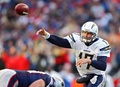 パスを出すチャージャーズのQBフィリップ・リバース（%%Philip Rivers%%）。(c)AFP/Getty Images/Elsa
