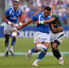 南アフリカの%%Fabian Juries%%のタックルを浴びてノックオンするサモアの%%Reupena Levasa%%（中央）。(c)AFP/LAURENT FIEVET