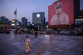 韓国・ソウルの駅前を歩く人々（2020年7月8日撮影、資料写真）。(c)Ed JONES / AFP