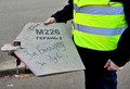 無人機攻撃後にウクライナ・キーウ市内で見つかった、英訳で「for Belgorod」という意味の文字が手書きされている無人機の破片（2022年10月17日撮影）。(c)Sergei SUPINSKY / AFP