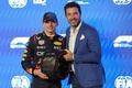 24F1第2戦サウジアラビアGP予選。サッカー元イタリア代表のGKジャンルイジ・ブッフォン氏（右）とポーズをとるレッドブルのマックス・フェルスタッペン（2024年3月8日撮影）。(c)Giuseppe CACACE/ AFP