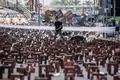れんがを並べて封鎖された香港理工大学近くの道路を歩く男性（2019年11月15日撮影）。(c)ISAAC LAWRENCE / AFP