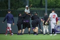 23MLB、コロラド・ロッキーズ対アトランタ・ブレーブス。アトランタ・ブレーブスのロナルド・アクーニャJr.（写真外）に突進して警備員に取り押さえられる男（2023年8月28日撮影）。(c)Tyler Schank/Clarkson Creative/Getty Images/AFP